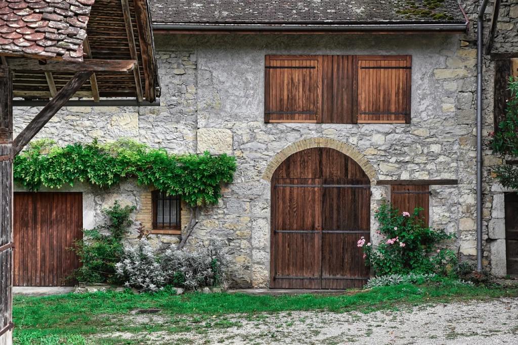 Belle maison de pierres avec volets en bois